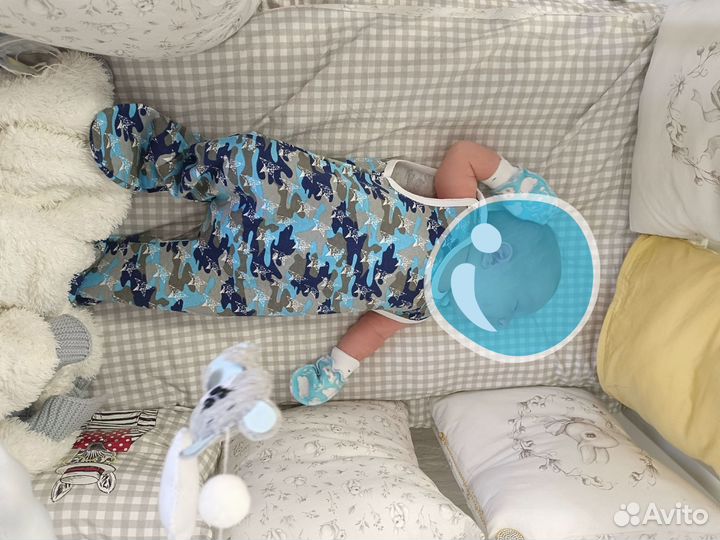 Детская кроватка с маятником и матрасом