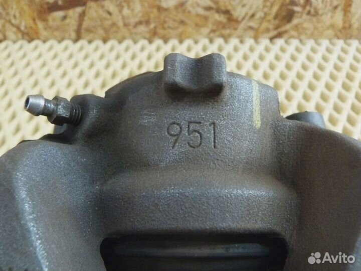 Суппорт передний правый Renault Captur 2013-2019 (410018218R)