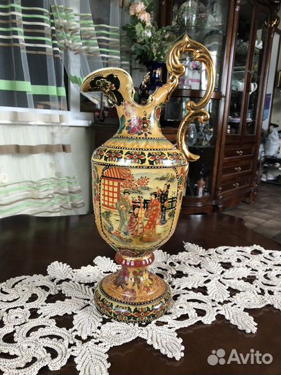 Фарфоровый кувшин