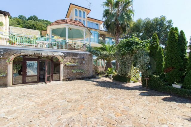 Дом 700 м² на участке 16 сот.