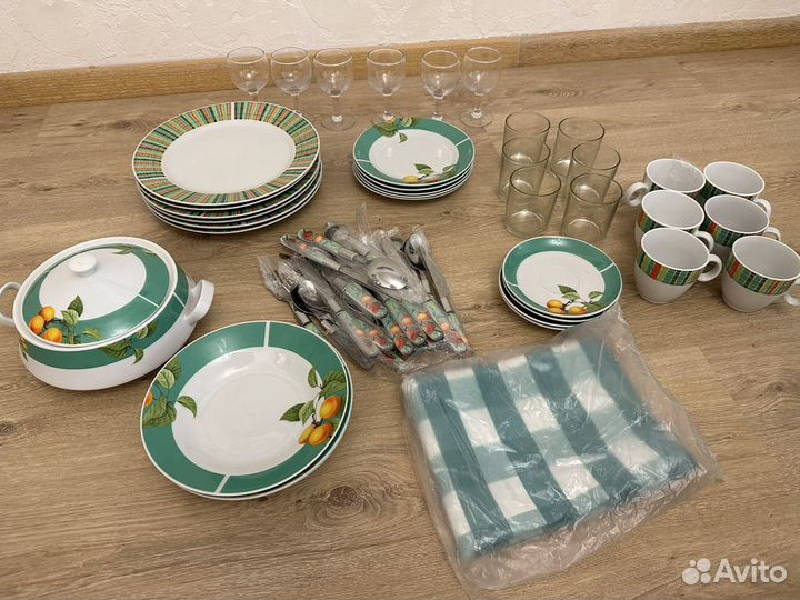 Набор столовой посуды новый на 6 персон