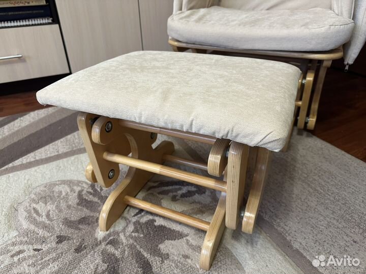 Кресло-качалка для кормящей матери бежевое