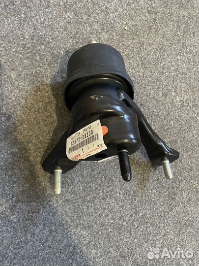 Подушка двигателя левая Toyota 1237228200