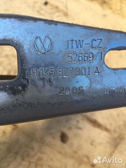 Петля багажника левая VW Jetta 5