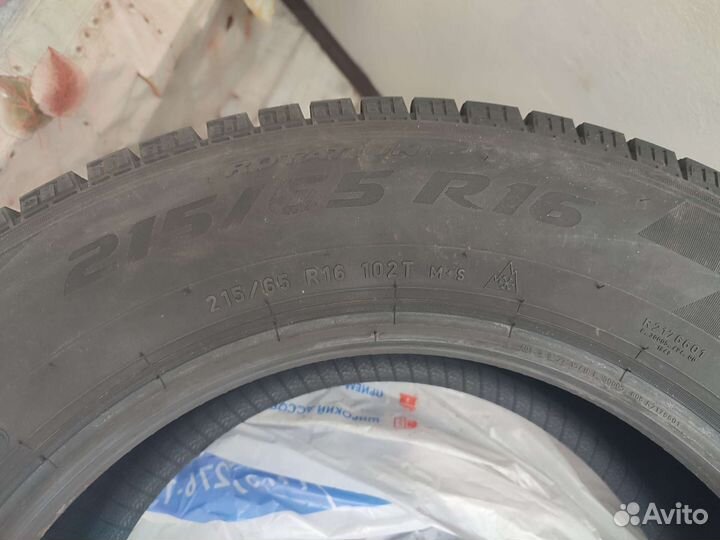 Pirelli Ice Zero FR 215/65 R16