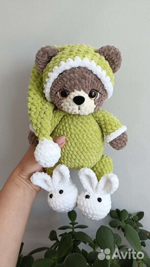 Вязаные плюшевые медведь и заяц. В наличии