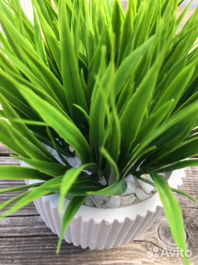 Искусственная зелень осока в кашпо для декора