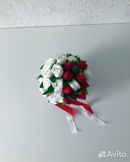 Букет цветов с клубникой(не завянет,не испортится