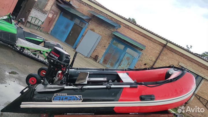 Лодка моторная