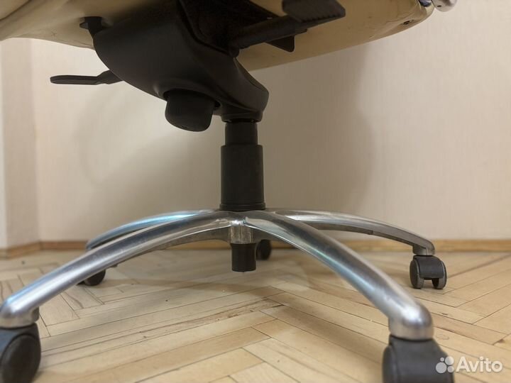 Кожаное компьютерное кресло