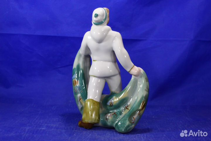 Фарфоровая статуэтка Рыбак с сетью высокий 22 см С