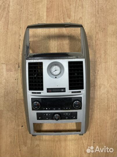 Рамка магнитолы крайслер таун кантри 2008+
