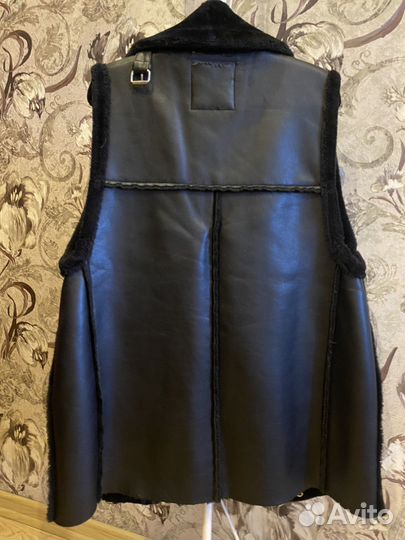 Жилет кожаный меховой pull bear
