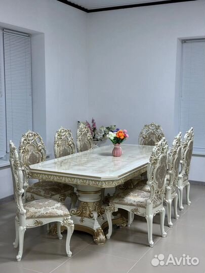 Большой обеденный стол из массива