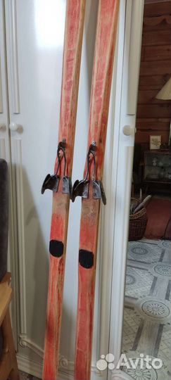 Старые винтажный лыжи для интерьера