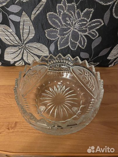 Хрустальная ваза на ножках, Югославия