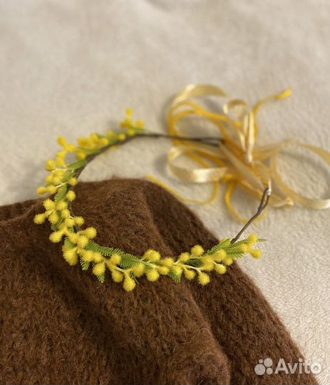 Венок на голову из мимозы