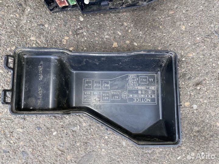 Блок реле Toyota Avensis AZT255