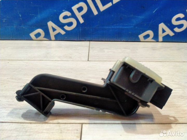 Замок лючка бензобака Mercedes-Benz 211.054 E 280