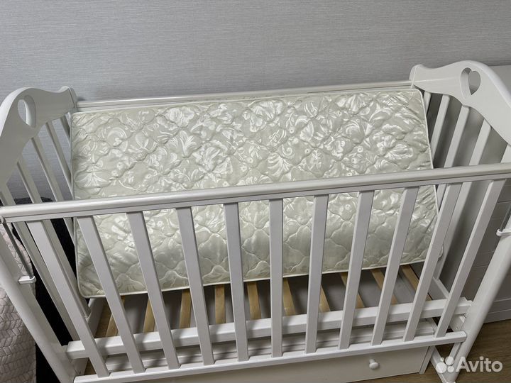 Детская кроватка с маятником и ящиком