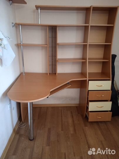 Угловой письменный стол с полками
