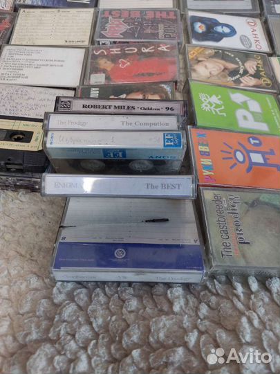 Аудио кассеты с записью разных артистов