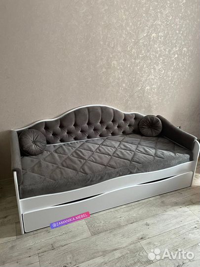 Детская кровать с мягкой спинкой