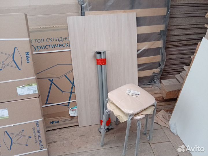 Стол с табуретами новый
