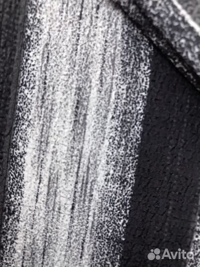 Отрез шелковистой ткани в серо-черную полоску