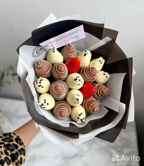 Композиция из клубники в шоколаде