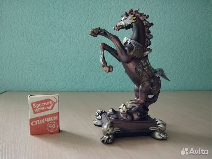 Статуэтка лошадь