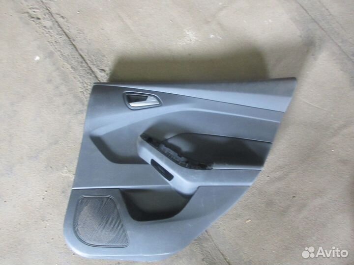 Обшивка двери правая задняя Ford Focus 3 2010)