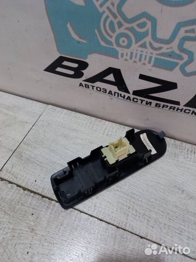 Кнопка стеклоподьемника Renault Kaptur