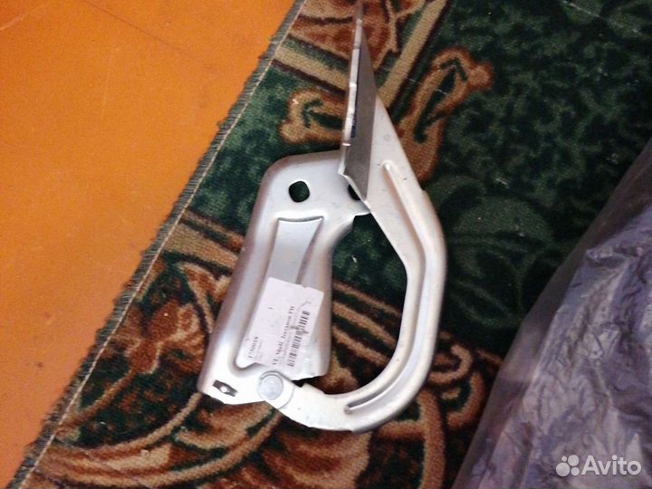 Петля капота Ford Focus