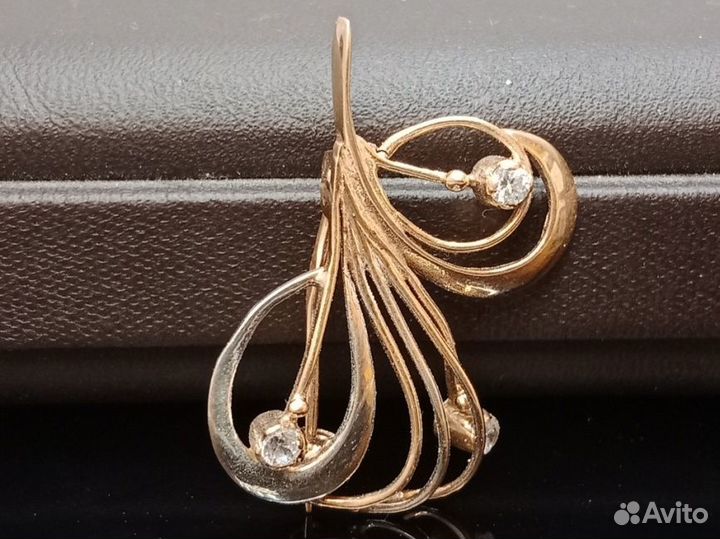 Золотая брошь 585 пробы массой 3.6 грамма