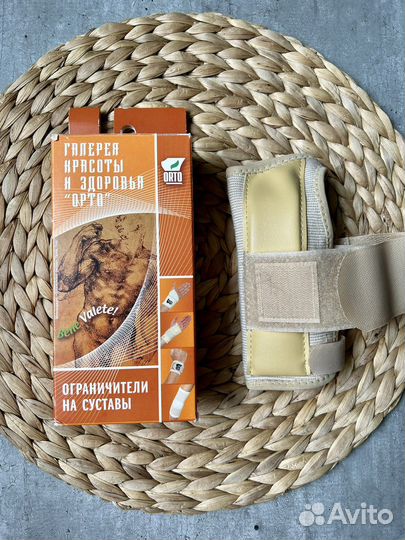 Бандаж на лучезапястный сустав правый