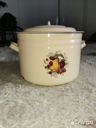 Кастрюля эмалированная большая