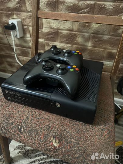 Игровая приставка Xbox 360 с двумя джойстиками