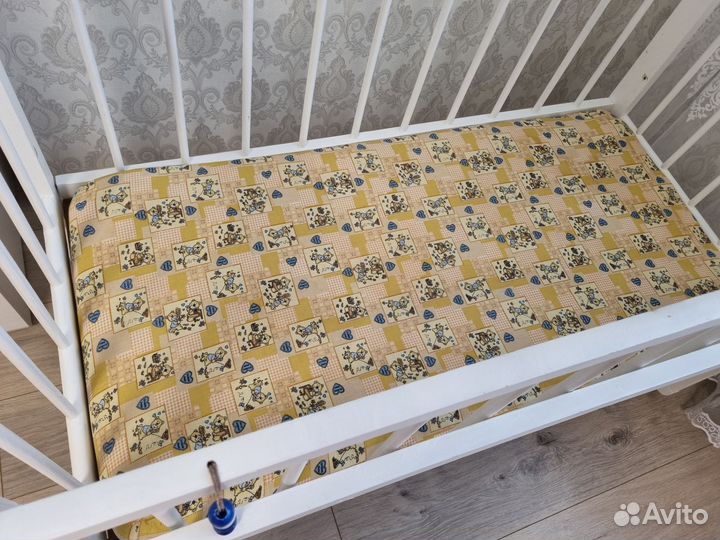 Детская кроватка с маятником