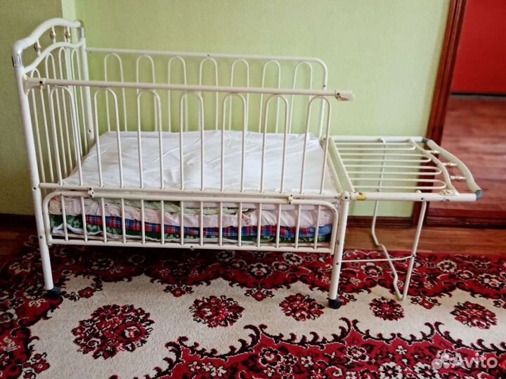 Детская кроватка с люлькой и матрасом