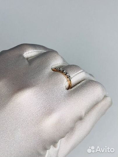 Кольцо с бриллиантом из золота 585 б/у р17,5