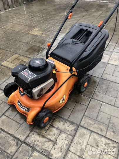 Газонокосилка бензиновая