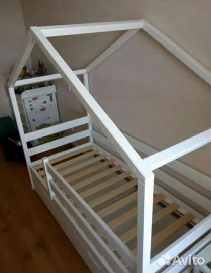 Кроватка - домик из массива дерева