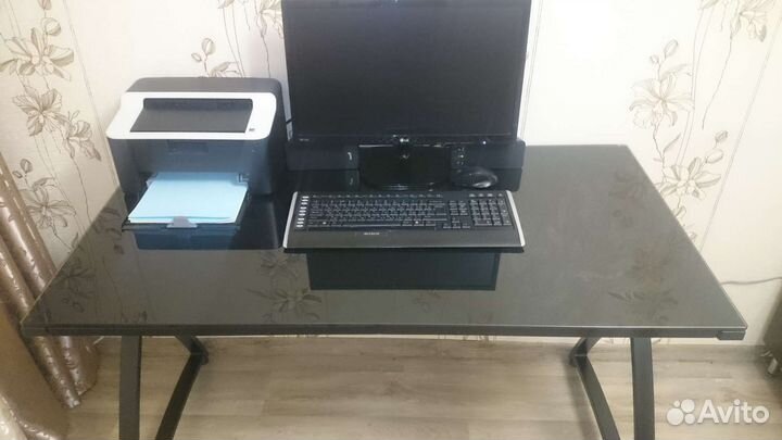 Компьютерный стол стеклянный