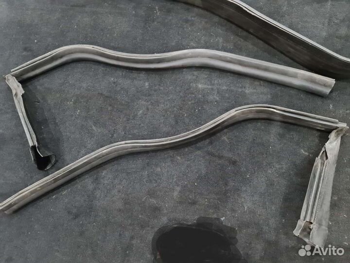 Уплотнитель капота Mercedes W212 дорест