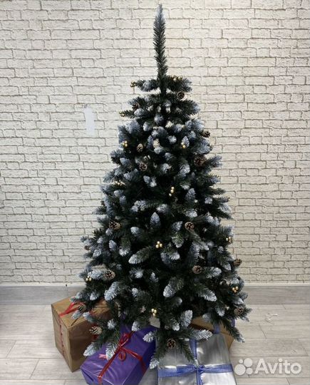 Bскуственная ель украшенная