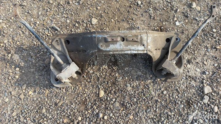 Подрамник под двигатель Toyota Hiace