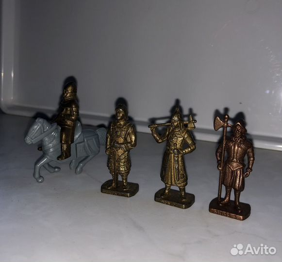 Воины из киндер сюрпризов