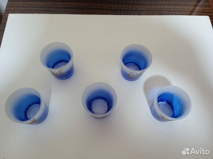 Стопки из стекла голубые и бордовые