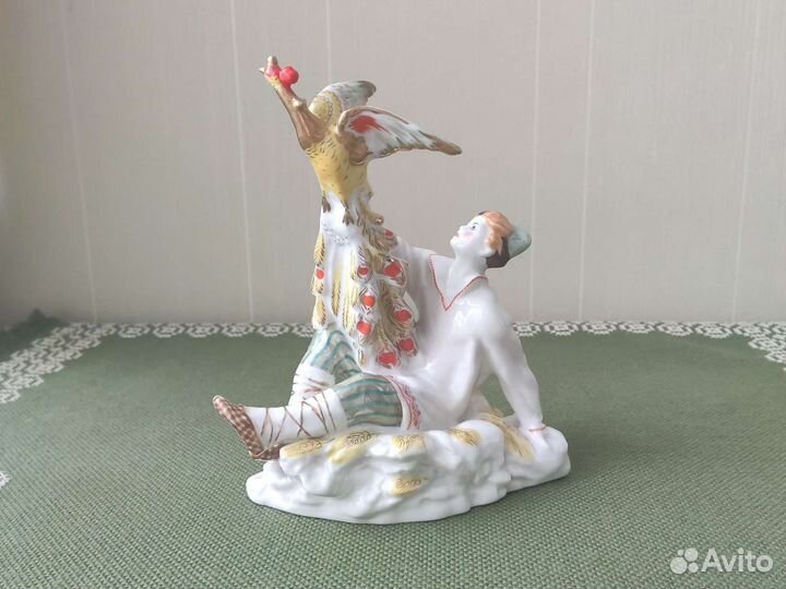 Фарфоровая статуэтка 